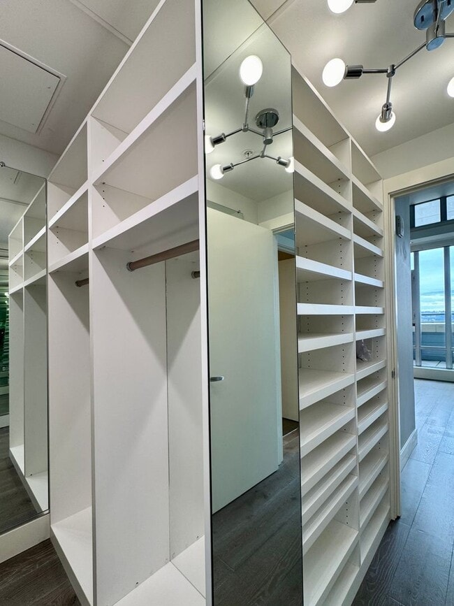 Building Photo - Gallery Penthouse Condo ~ Belltown