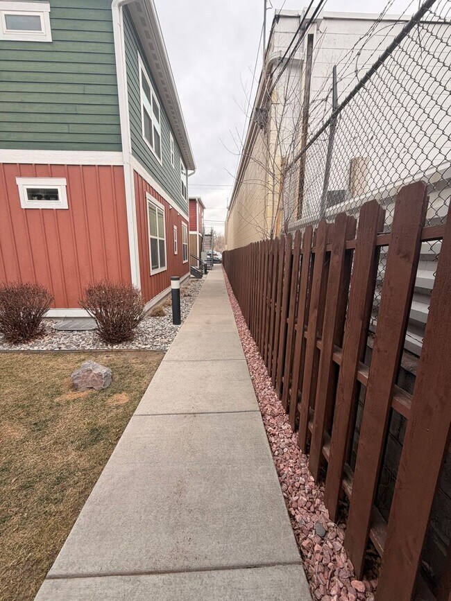 Building Photo - 525 E Kiowa St