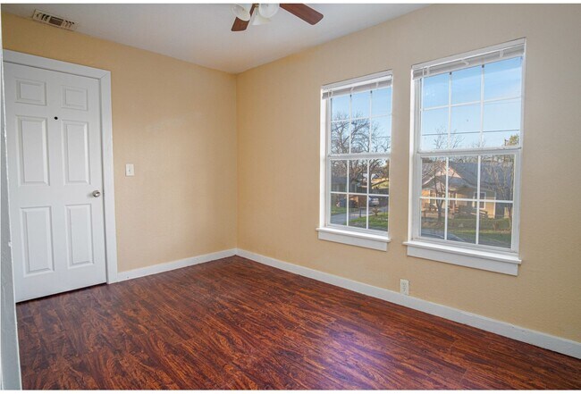 Building Photo - 526 Cooper St