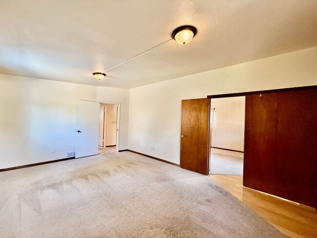 Building Photo - Charming 2-Bed Home in Middle Shooks Run — Utilities Included