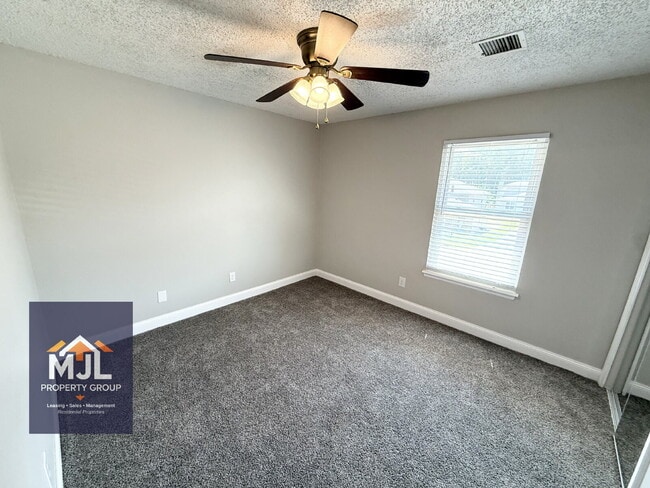 Building Photo - Renovated 2 Bedroom/ 1 Bath Apartment with Garage *READY NOW*