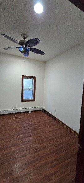 Building Photo - 400 E 7th St