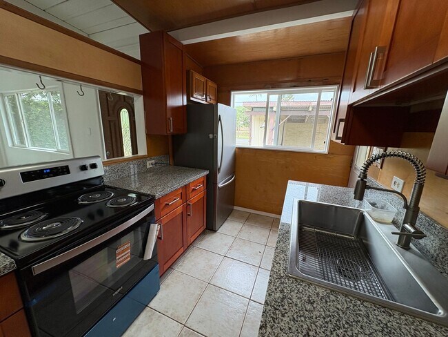 Building Photo - Rare 5 bedroom, 3 bath PET FRIENDLY HOUSE in KAILUA!