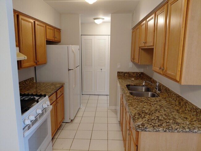 Building Photo - 300 S Roselle Rd