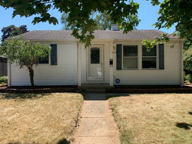 Primary Photo - Cute 2 Bedroom 1 Bathroom House ** SPRING ...