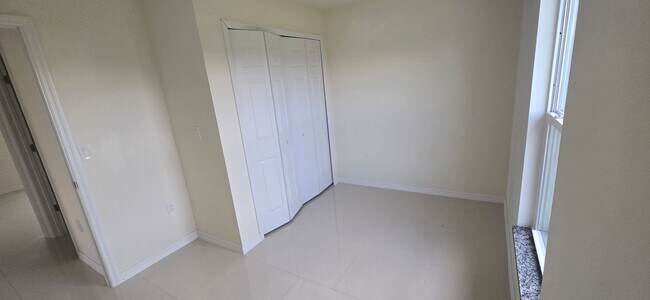 Building Photo - Great SW Location-Three Bedroom -two bath