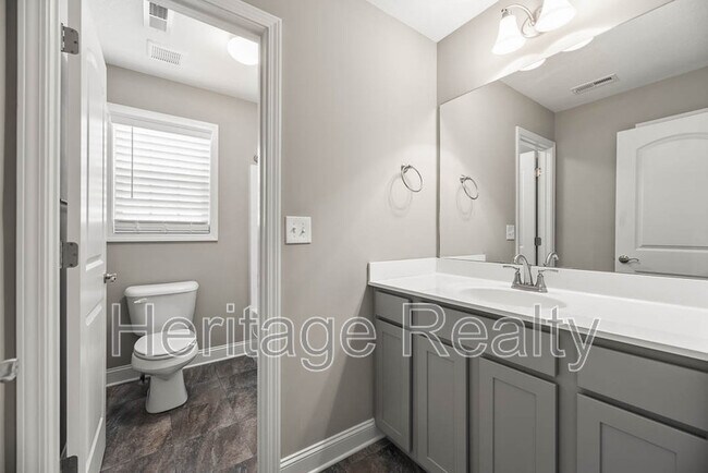 Building Photo - 925 Brookwood Ln