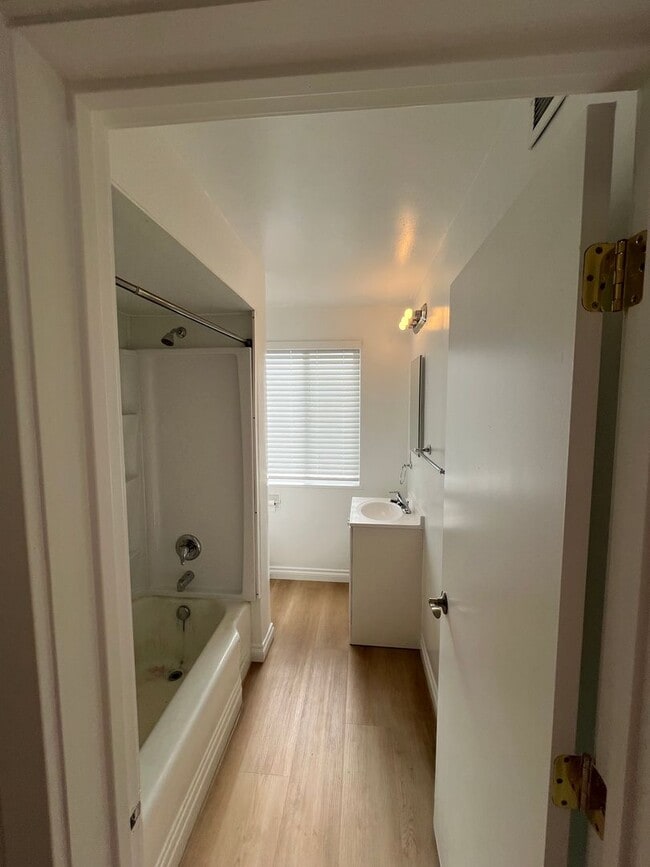 Building Photo - $995 Per month