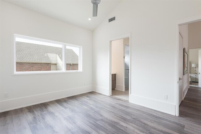 Building Photo - 3525 Normandy Ave
