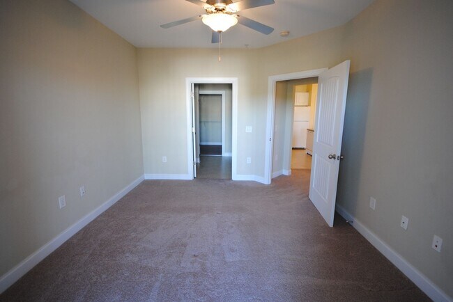 Building Photo - 200 Gateway Condos Dr