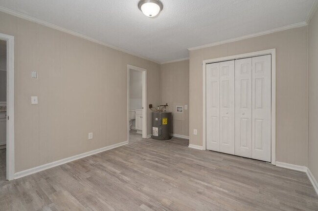 Building Photo - 916 E Raleigh Blvd