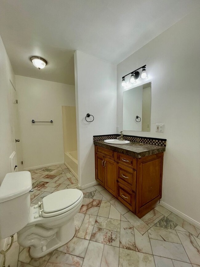 Building Photo - Gorgeous 3 Bedroom 2 Bathroom Home In Lemo...
