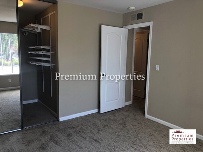 Building Photo - Move-in Ready 2BD/1BA Upper-Level, End Uni...