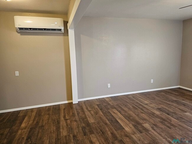 Building Photo - 300 Circle Dr