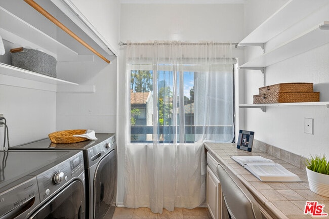 Building Photo - 1920 Pandora Ave