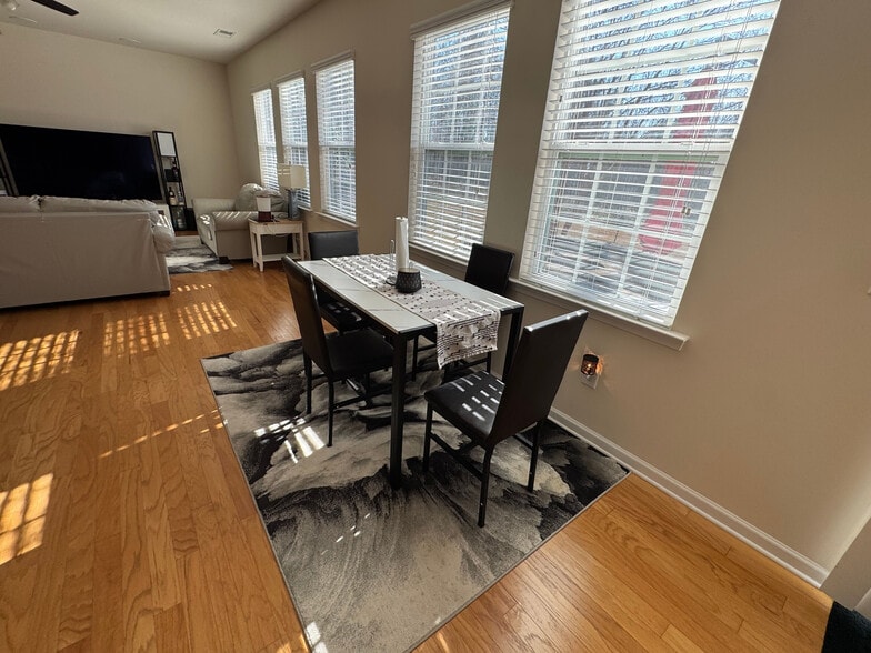 Building Photo - Room in House on Green Birch Dr