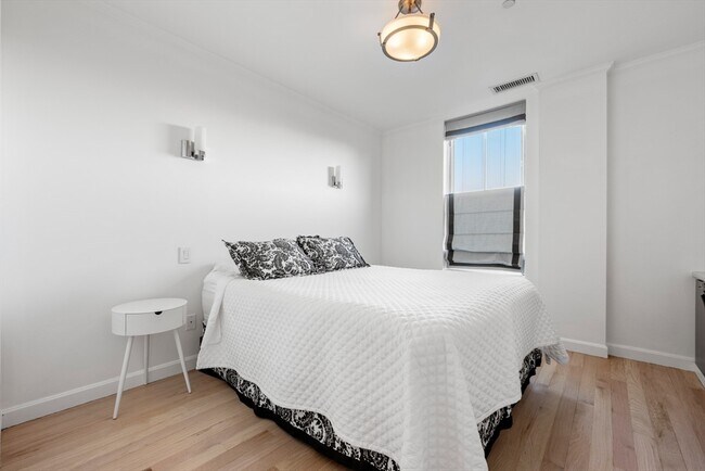 Building Photo - 75 Clarendon St