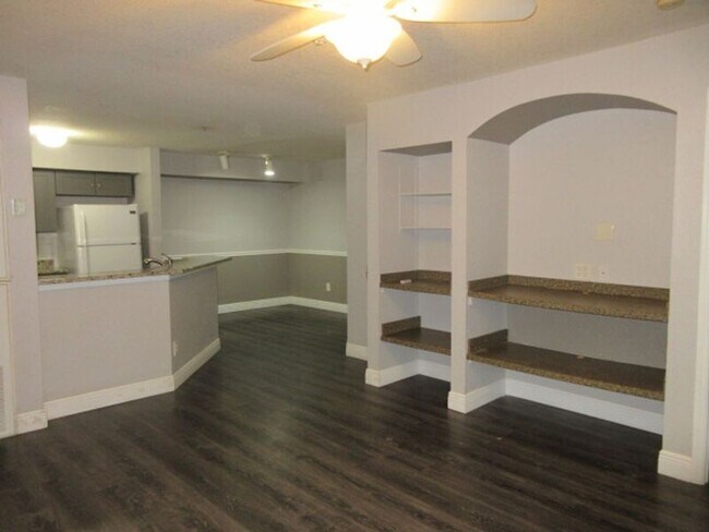 Building Photo - 831 Camargo Way