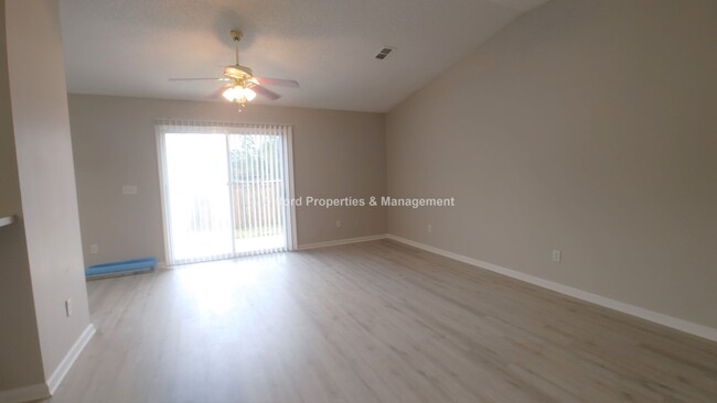 Building Photo - Well Maintained 3BR/2BA Townhome