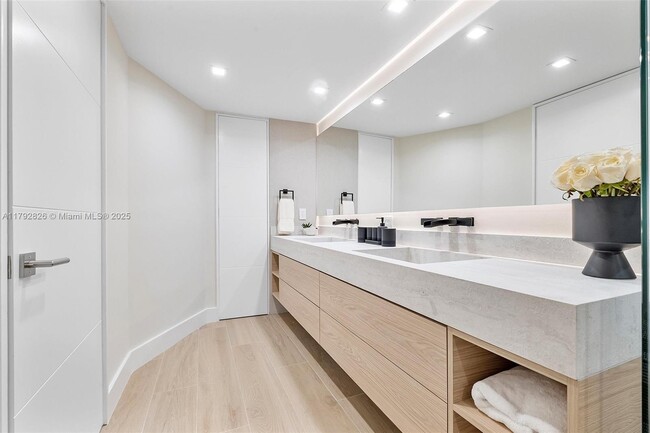 Building Photo - 2127 Brickell Ave