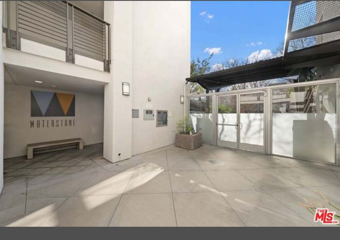Building Photo - 6400 Crescent Park E