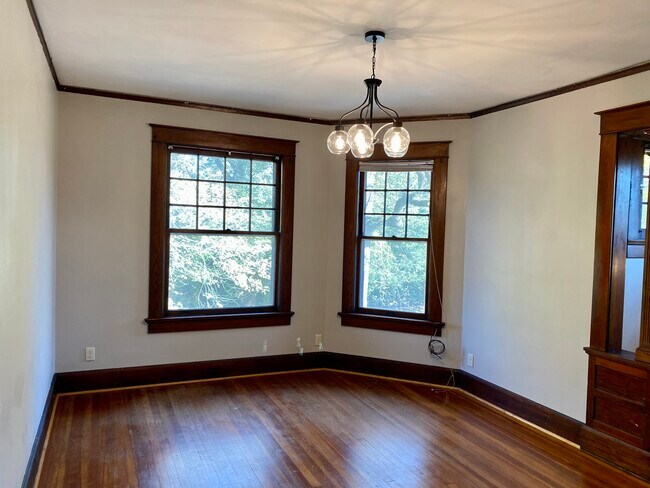 Building Photo - 1003 Maple Ave