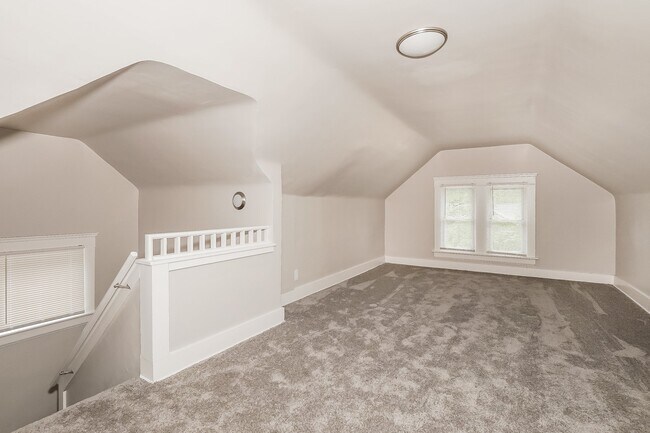 Building Photo - 128 Hollinger Ave