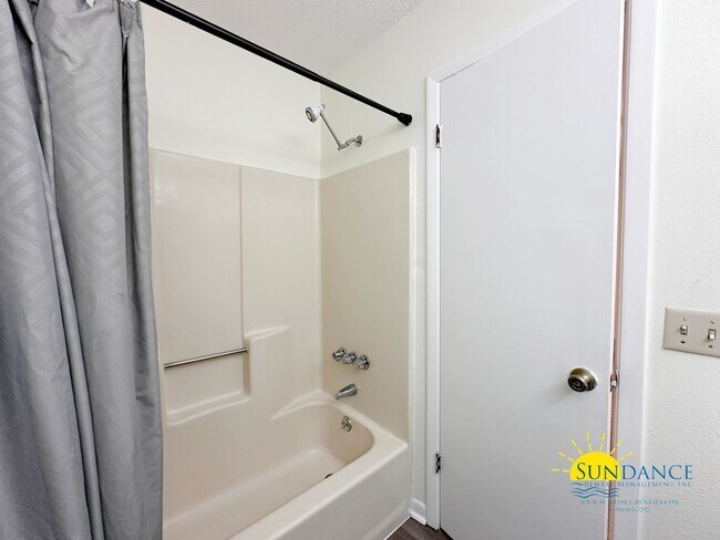 Building Photo - Centrally Located Townhouse with a Communi...