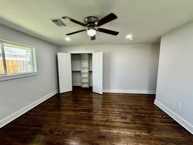 Building Photo - 1631 Shadow Bend Dr