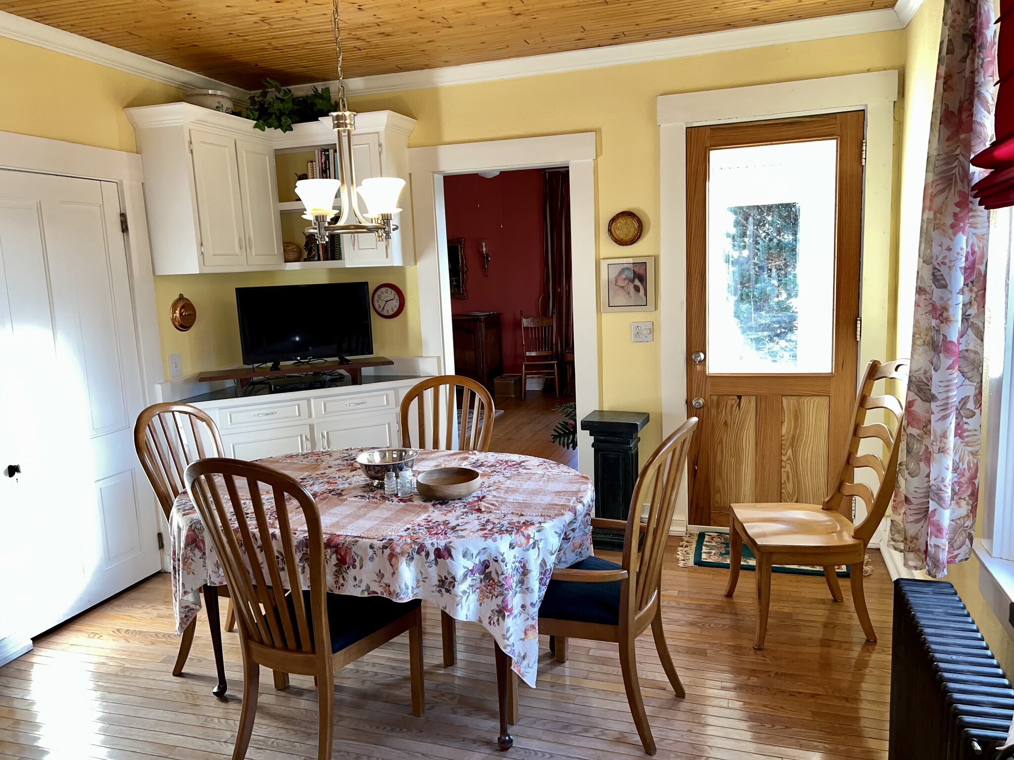 Breakfast nook - 7502 Borden Rd