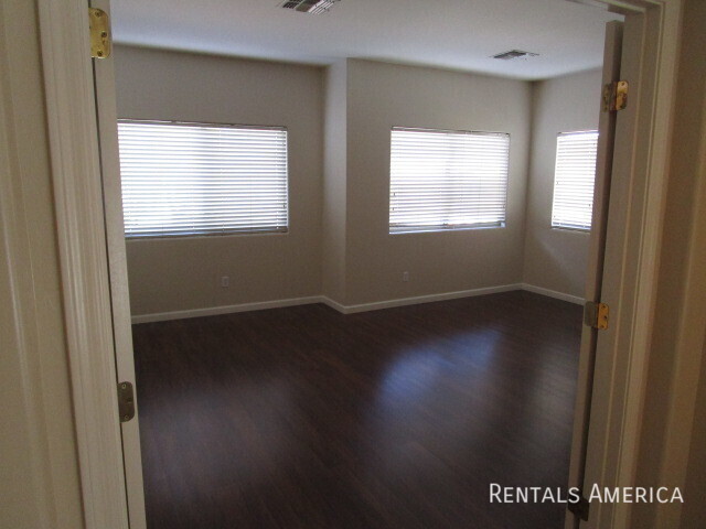 Building Photo - Desirable Rovey Farm Estates in Glendale l...