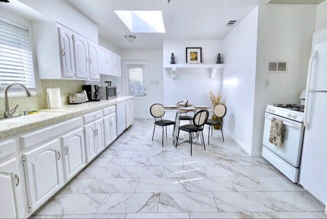 Building Photo - 8655 Clifton Way
