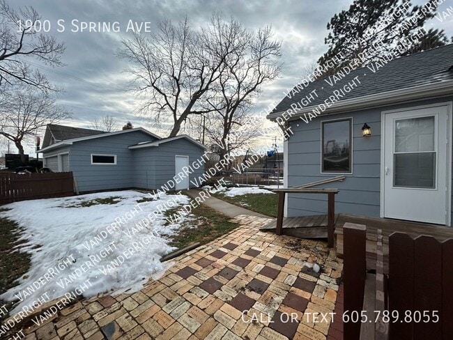 Building Photo - Spacious 4 Bedroom House With Huge Garage!