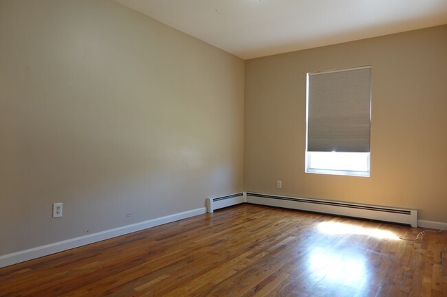 Building Photo - 4 Bedroom Spacious Hi-Ranch