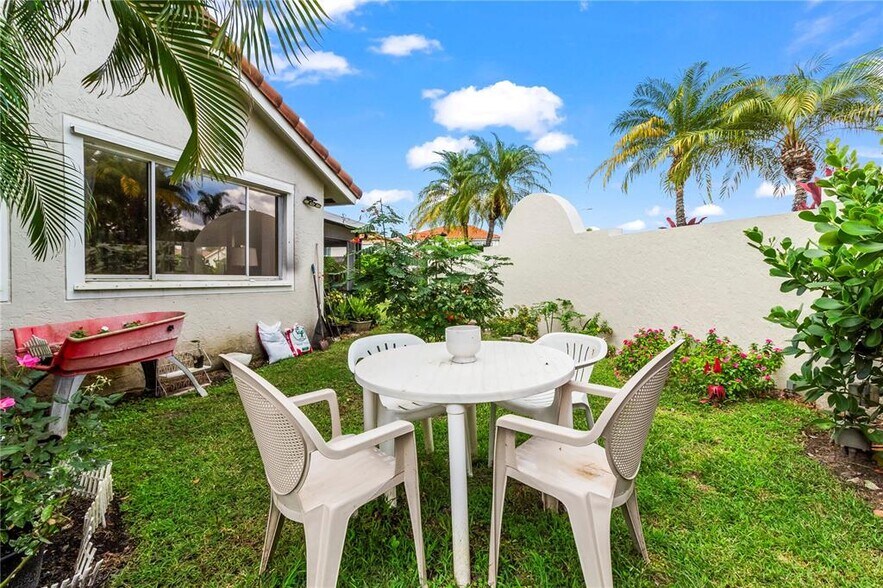 Building Photo - 7464 Pinewalk Dr S