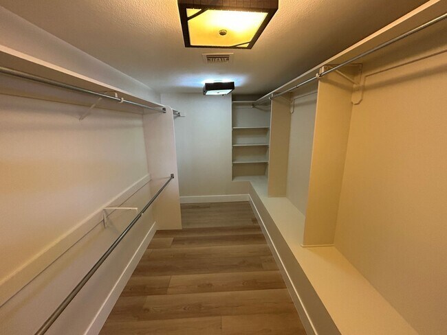 Building Photo - 985 E Campina Ln