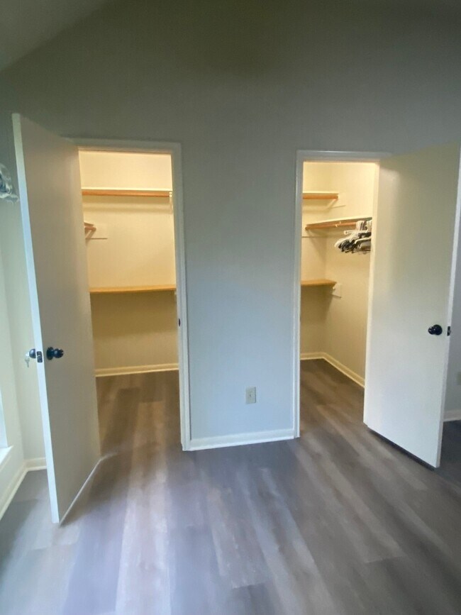 Building Photo - 8915 Weyburn Grove Dr