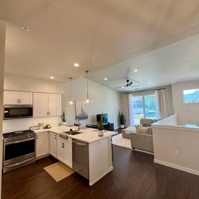 Building Photo - Cute, modern 2 bed 2.5 bath condo for rent!