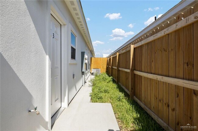 Building Photo - 609 N Onyx Ave
