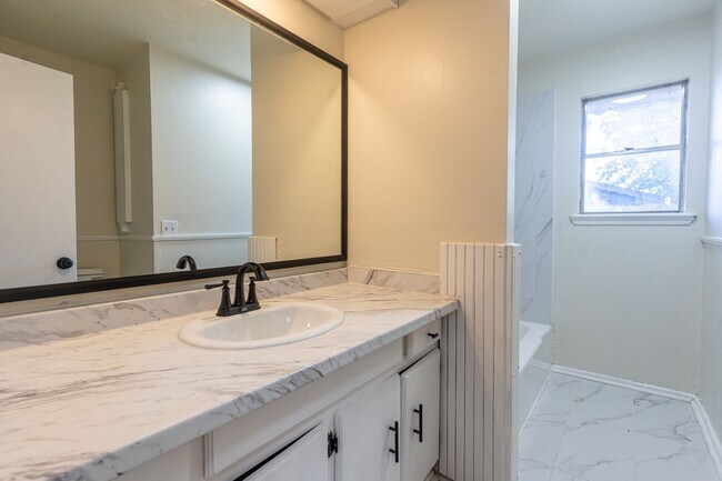Building Photo - 4 Bedroom Must See!!