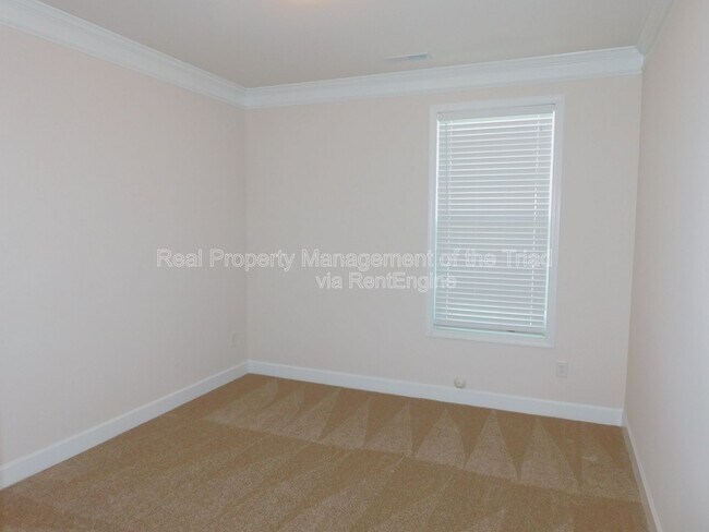 Building Photo - 1427 Sawyer Ave