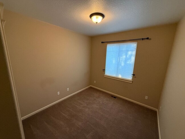 Building Photo - 3 Bedroom, 2 Bathroom Single-Level Duplex in The Stonegate Community