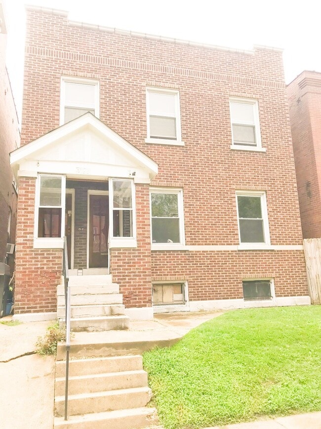 Building Photo - Newly Renovated 2 bed/1 bath! Ask About Our Move-in Special!