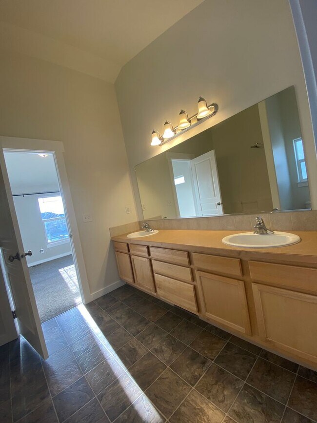 Building Photo - Beautiful 4-bedroom 2.5 bath home located ...