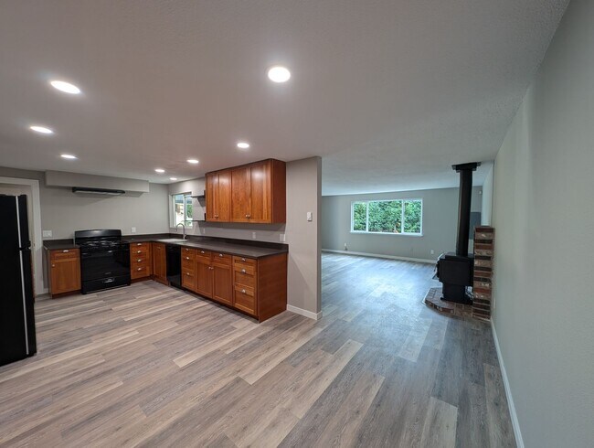 Building Photo - Large, Remodeled 2 Bedroom Duplex Unit on ...