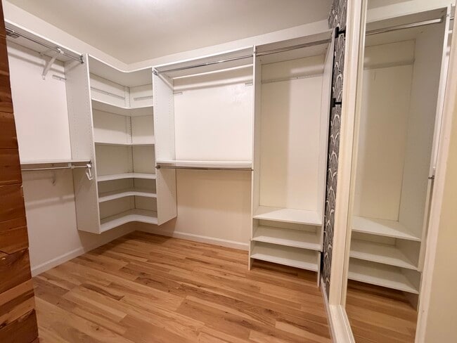 Building Photo - 1007 S Catalina Ave