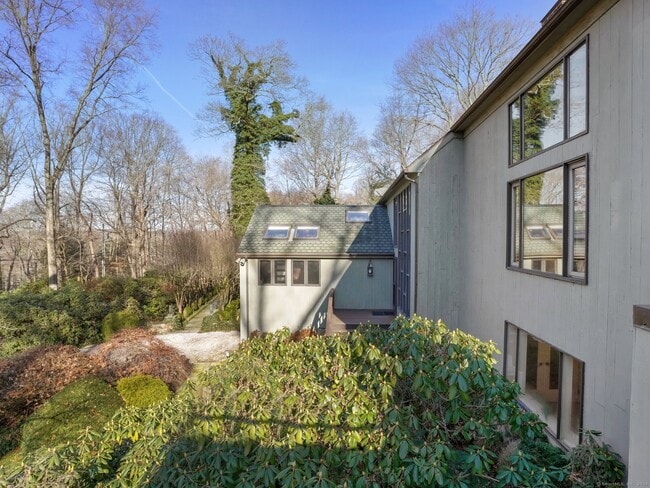 Building Photo - 8 Bayberry Ridge Rd