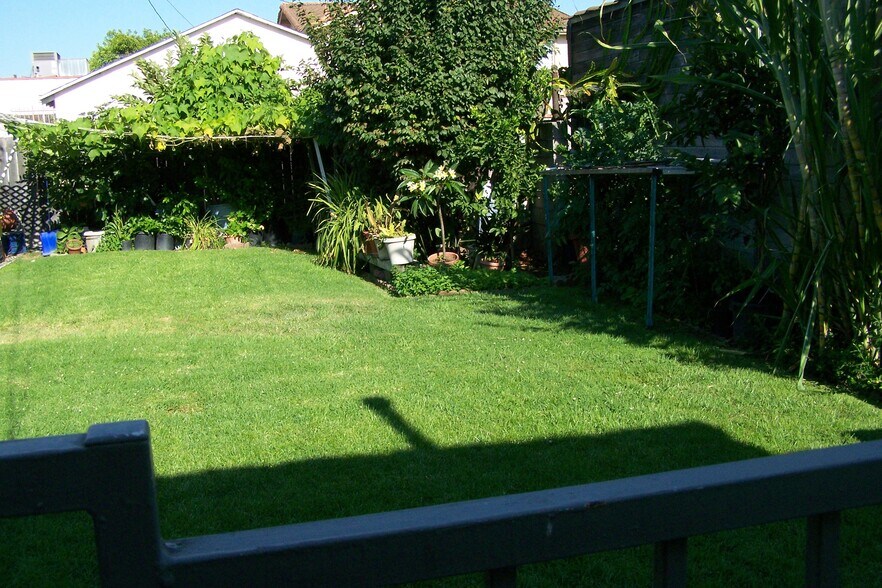 Duplex Backyard - 448 N Alta Vista Blvd