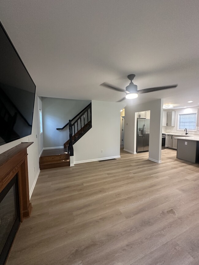 Building Photo - 325 W 15th St