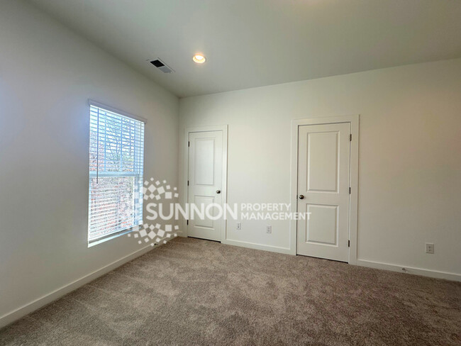 Building Photo - 2 Bedroom, 2.5 Bathroom in Royall Townes